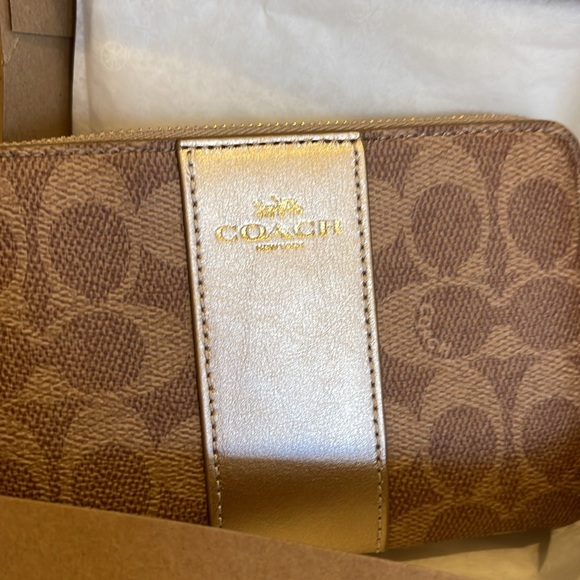 Coach Women’s Wristlet. NWT. Corner Zip. Gift Ready Coach Box & Bag - Picture 2 of 8